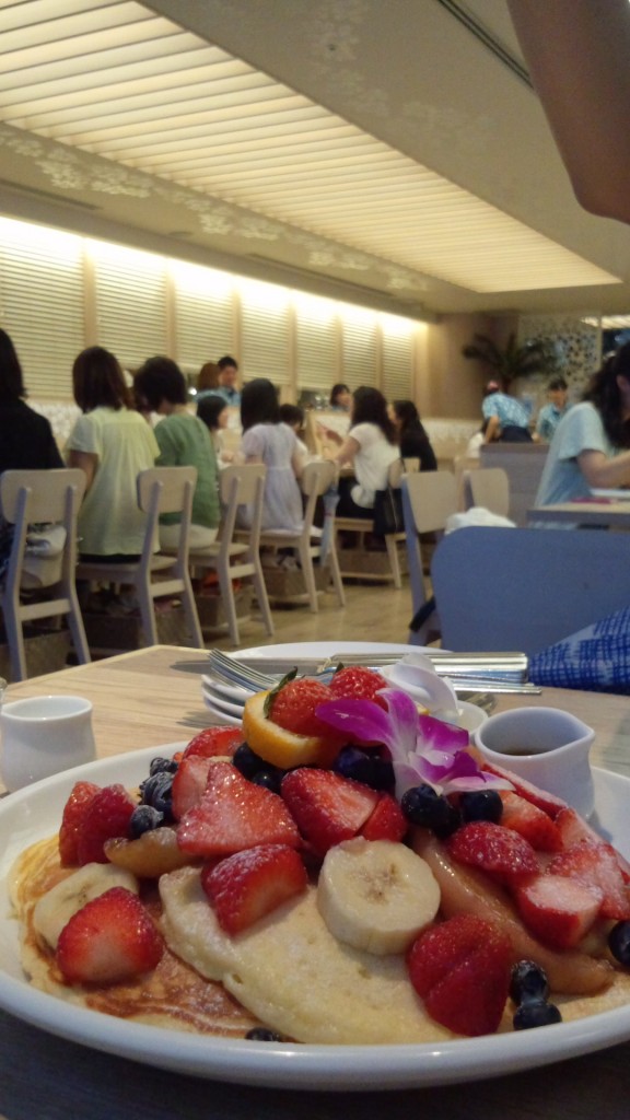 パンケーキ越しの店内♪